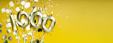 1K takipçi kartı. Sosyal ağlar ve bloglar için. Sarı arka planda bin numaralı altın mumlar. Takip kartı. 1000 online topluluk hayranı ve abonesi. Pankart. Boşluğu kopyala