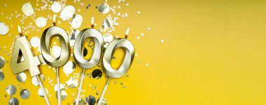 4K takipçi kartı. Sosyal ağlar ve bloglar için. Sarı arka planda dört bin numaralı altın mumlar. Takip kartı. 4000 online topluluk hayranı ve abonesi. Pankart. Boşluğu kopyala