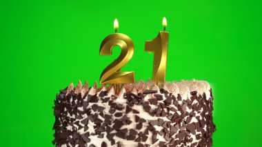 Çikolatalı doğum günü pastasında mum yakmak yeşil krom anahtar arka planda 21 numaralı altın mumlarla. 21 yıldır doğum günü pastasını kutluyoruz. Boşluğu kopyala