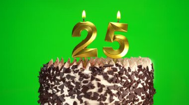 Çikolatalı doğum günü pastasında mum yakmak yeşil krom anahtar arka planda 25 numaralı altın mumla. 25 yıldır doğum günü pastasını kutluyoruz. Boşluğu kopyala