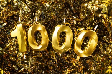 1k takipçileri kutlama yapıyor. Sosyal medyadaki 1000 takipçi mektuplarınız için teşekkür ediyor. Altın sarısı arka planda numaralar. Boşluğu kopyala