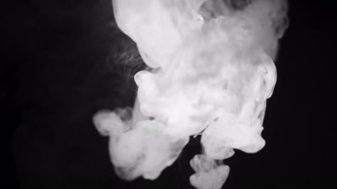 Gizemli beyaz sis ya da siyah arkaplanda duman. Sis ya da duman. Boşluğu kopyala