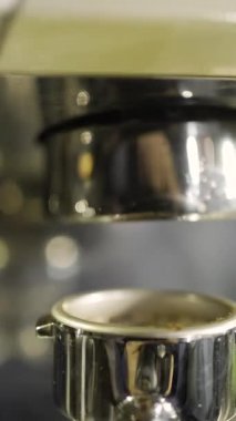 Profesyonel barista ya da kahve makinesinde espresso yapan kahve makinesi. Yakın plan. Dikey video