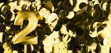 Parlak sarı konfeti arka planında iki numaralı altın mum. İkinci yaş günü, yıldönümü ya da kutlama için şölen arkaplanı. Metin için yeri olan parlak tebrik kartı.