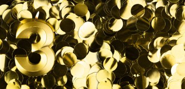 Parlak sarı konfeti arka planında üç numaralı altın mum. Üçüncü yaş günü, yıldönümü ya da kutlama için şenlik arkaplanı. Metin için yeri olan parlak tebrik kartı.