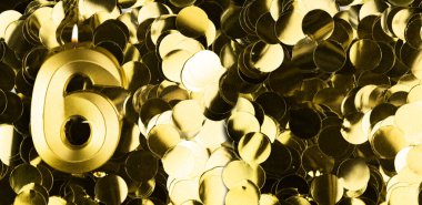 Parlak sarı konfeti arka planında altı numaralı altın mum. Altıncı yaş günü, yıldönümü ya da kutlama için şölen arkaplanı. Metin için yeri olan parlak tebrik kartı.