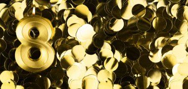 Parlak sarı konfeti arka planında sekiz numaralı altın mum. Sekizinci yaş günü, yıldönümü ya da kutlama arkaplanı. Metin için yeri olan parlak tebrik kartı.