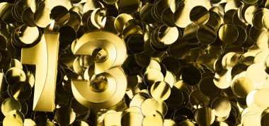 Parlak sarı konfeti arka planında on üç numaralı mum. 13. yaş günü, yıldönümü ya da kutlama için şölen arkaplanı. Metin için yeri olan parlak tebrik kartı.