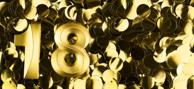 Parlak sarı konfeti arka planında 18 numaralı altın mum. On sekizinci yaş günü, yıldönümü ya da kutlama için şenlik arkaplanı. Metin için yeri olan parlak tebrik kartı.