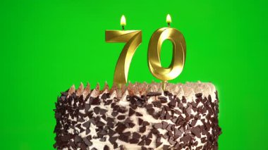 Doğum günü pastasında 70 numaralı mumları krom anahtarla yakmak. 17. yaş günü. Doğum günü kutlaması kavramı