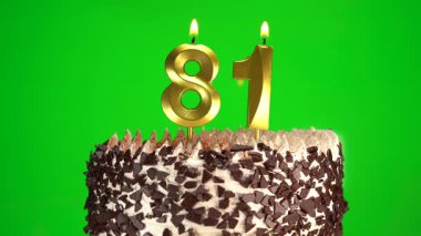 Doğum günü pastasında krom anahtar arka planında 81 numaralı mumları yakmak. Seksen birinci yaş günü. Doğum günü kutlaması kavramı