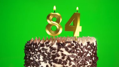 Doğum günü pastasında 84 numaralı mumları krom anahtarla yakmak. Seksen dördüncü doğum günü. Doğum günü kutlaması kavramı