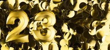 Parlak sarı konfeti arka planında 23 numaralı mum. 23 'üncü yaş günü, yıldönümü ya da kutlama için şenlik arkaplanı. Metin için yeri olan parlak tebrik kartı.