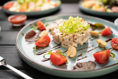 Tavuk kalpli salata, mayonez, vişneli domates, marine edilmiş mantar ve meze olarak servis edilen balzamik jöle.