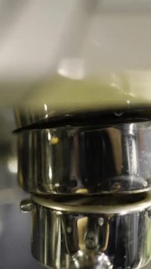 Kahve makinesine yakın çekim, kahve makinesine barista yerleştirme, kafede kahve yapma kavramı..