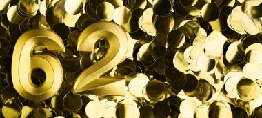 Altmış iki numaralı parlak sarı konfeti arka planında 62 mum. Altmış ikinci yaş günü, yıldönümü ya da kutlama için şenlik arkaplanı. Metin için yeri olan parlak tebrik kartı.