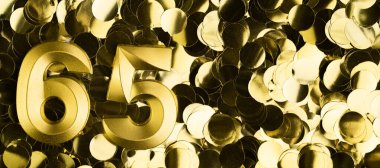 Altmış beş numaralı parlak sarı konfeti arka planında 65 mum. Altmış beşinci yaş günü, yıldönümü ya da kutlama için şenlik arkaplanı. Metin için yeri olan parlak tebrik kartı.