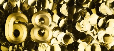 Altmış sekiz numaralı parlak sarı konfeti arka planında 68 mum. Altmış sekizinci yaş günü, yıldönümü ya da kutlama için şenlik arkaplanı. Metin için yeri olan parlak tebrik kartı.