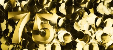 Altın numara 75. Parlak sarı konfeti arka planında 75 mum. 75. yaş günü, yıldönümü ya da kutlama için şenlik arka planı. Metin için yeri olan parlak tebrik kartı.