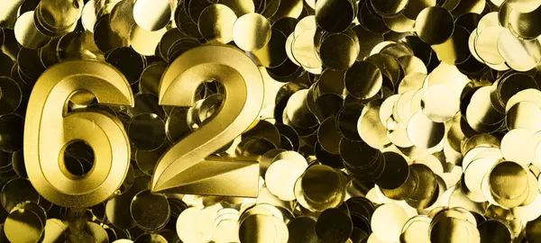 Altmış iki numaralı parlak sarı konfeti arka planında 62 mum. Altmış ikinci yaş günü, yıldönümü ya da kutlama için şenlik arkaplanı. Metin için yeri olan parlak tebrik kartı.