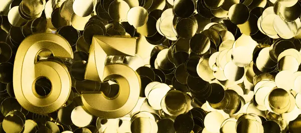 Altmış beş numaralı parlak sarı konfeti arka planında 65 mum. Altmış beşinci yaş günü, yıldönümü ya da kutlama için şenlik arkaplanı. Metin için yeri olan parlak tebrik kartı.