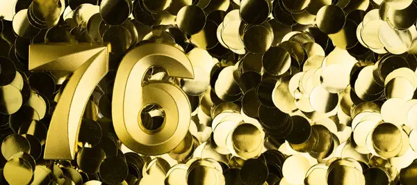 Parlak sarı konfeti arka planında 76 mum. Yetmiş altıncı yaş günü, yıldönümü ya da kutlama için şölen arkaplanı. Metin için yeri olan parlak tebrik kartı.