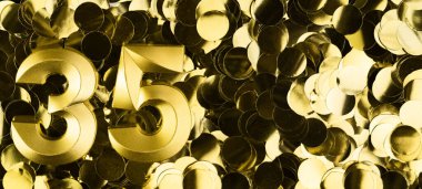 Altın numara 35 mum, parlak sarı konfeti arka planında. 35 'inci yaş günü, yıldönümü ya da kutlama için şenlik arkaplanı. Metin için yeri olan parlak tebrik kartı.