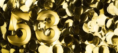 Altın numara 53. Parlak sarı konfeti arka planında 53 mum. 53. Doğum günü, yıldönümü ya da kutlama için şenlik arkaplanı. Metin için yeri olan parlak tebrik kartı.