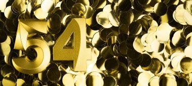 Altın numara 54. Parlak sarı konfeti arka planında 54 mum. 54 'üncü yaş günü, yıldönümü ya da kutlama için şenlik arka planı. Metin için yeri olan parlak tebrik kartı.