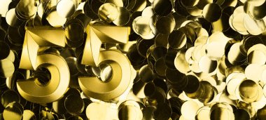 Altın numara 55. Parlak sarı konfeti arka planında 55 mum. 55. yaş günü, yıldönümü ya da kutlama için şenlik arkaplanı. Metin için yeri olan parlak tebrik kartı.