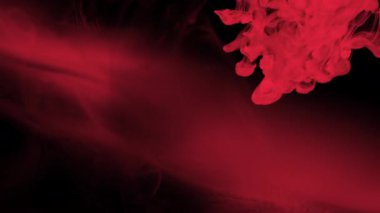 Zengin kırmızı duman zıt bir karanlık arka plana doğru yavaşça hareket eder. Dinamik, atmosferik yapı