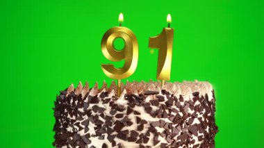Doğum günü pastasında krom anahtar arka planında 91 numaralı mumları yakmak. Doksan birinci doğum günü. Doğum günü ve yıldönümü kutlaması kavramı