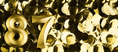 Parlak sarı konfeti arka planında 87 mum. Seksen yedinci yaş günü, yıldönümü ya da kutlama için şenlikli bir zemin. Metin için yeri olan parlak tebrik kartı.