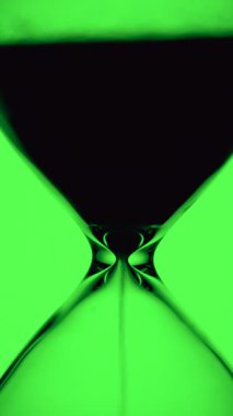 Kum saatinin içinde hareket eden kum taneciklerinin makrosu. Kum saati geri sayıma zaman kazandırıyor. Krom anahtar arkaplanı. Yakın plan.