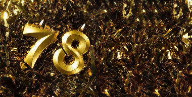 Altın sarısı arkaplanda 78 numaralı altın mumlar. 78. doğum gününü kutluyoruz. Doğum günü kutlaması kavramı. Boşluğu kopyala