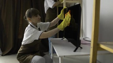 Salonda çalışan ekipmanlı temizlik ekibi. Profesyonel temizlik ekibi. Boşluğu kopyala