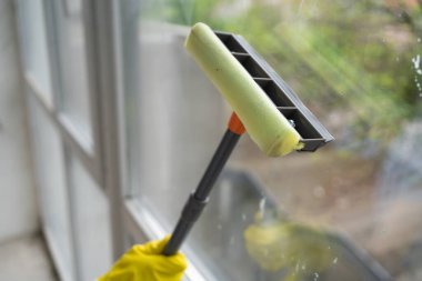 Özel bir cam temizleme paspası. Bahar temizliği kavramı