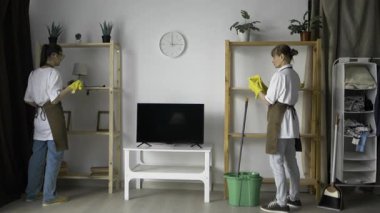 İki kadın temizlikçi olarak çalışıyor. Bayan hademe takımı mobilya ve zemin tozlarını ve pisliklerini temizliyor. Ev bakımı, ajans ve küçük işletmeler. Boşluğu kopyala