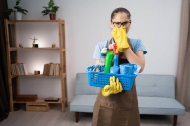 İğrenç bir kavram. Temizlik ürünleri kokan ve iğrenç kokan kadın temizlikçi. Kapıcı evde nefesini tutmuş, parmakları burnunda. Boşluğu kopyala