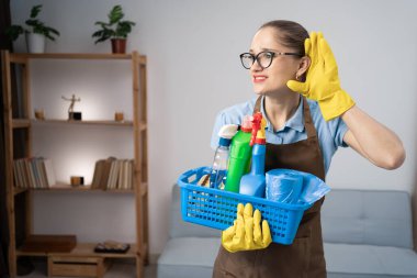Sağırlık kavramı. Oturma odasında temizlik malzemelerini taşıyan önlüklü kadın hademe el ele tutuşup dedikodu ya da söylentileri dinliyor. Boşluğu kopyala