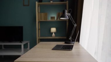 Masada temizlik malzemeleriyle dolu bir sepet var. Boşluğu kopyala