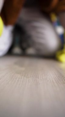 Kaplama döşemede plastik fırça kullanarak yerleri temizleyen adama yaklaş. Dikey video