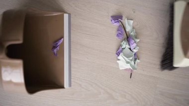 Ev temizliği konsepti. Ev işlerini yakın plan süpürge ve fırçayla süpürüyor. Üst görünüm