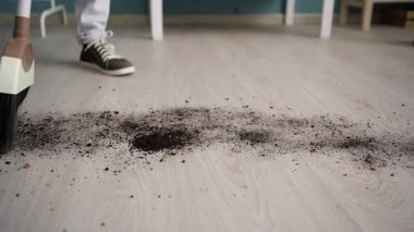 Plastik süpürgeyle toprağı yerden süpürmek, yakın çekim. Oda servisi ve temizlik konsepti