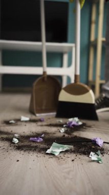 Evde süpürgeyle yerleri süpüren erkek işçilere yakın çekim. Temizlik, ev işi ve temizlik konsepti. Dikey video