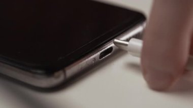 C tipi kabloyu akıllı telefon portuna yerleştirerek günlük hayatta veya ev ortamında şarj işleminin, güç bağlantısının, alet kullanımının ve modern teknolojinin başladığını göster
