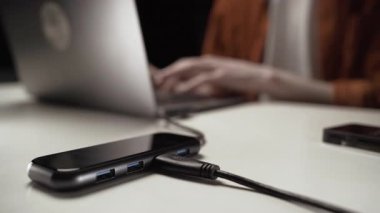 USB tip C adaptörü. Adam dizüstü bilgisayar için çok katlı istasyon merkezini kullanıyor. Yakın plan.