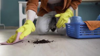 Evdeki pislikleri temizleyen bir bez parçasıyla yerleri yıkayan adamın yakın çekimi. Ev temizliği ve temizlik konsepti