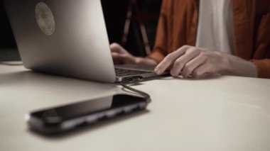 Dizüstü bilgisayar için erkek elinin fişini çek. USB merkezinde çok farklı limanlar var. Boşluğu kopyala