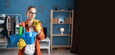 Deterjan sepetli ev hanımı akıllı telefon kullanarak modern teknolojiyi, ev işi yönetimini ve kendine güvenen ifadeyi gösteren sanal asistana sesli komut veriyor. Pankart